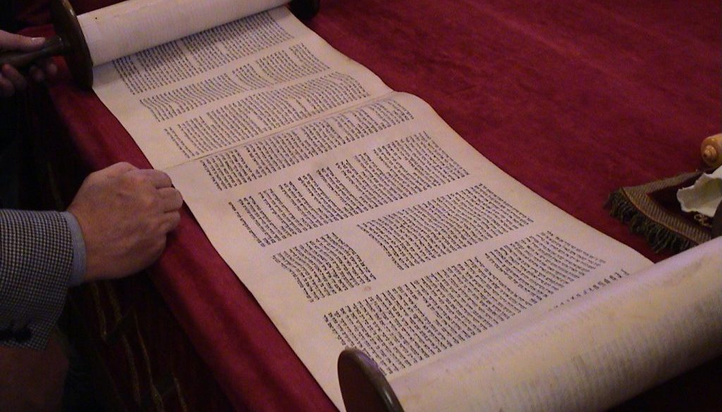 public domain Luxembourg_City_Synagogue_Sefer_Torah
